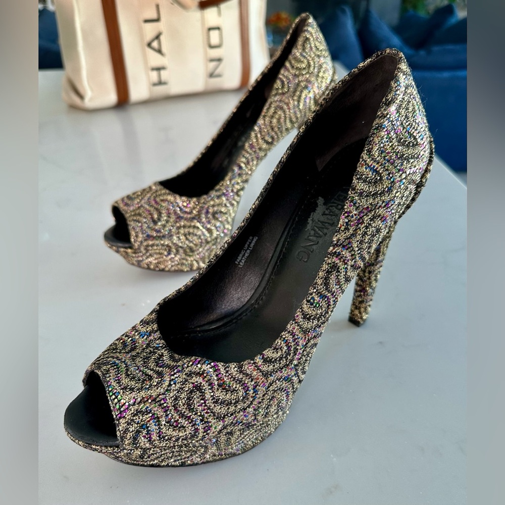 Vera Wang Rainbow Metallic Peep Toe Pumps w/ Curved Heel. Size 8M